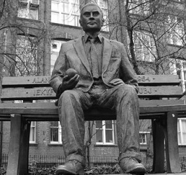Estátua de Alan Turing, na Inglaterra.