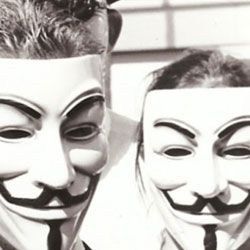 Foto sugere que grupo Anonymous participou do ato